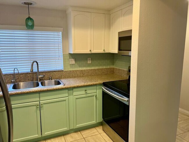 Building Photo - Beautiful 3-Bedroom Condo in Villas at Cal...