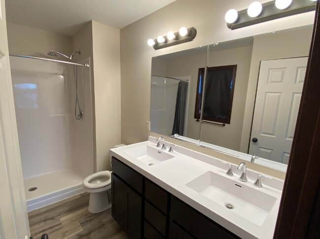 Building Photo - 906 Taft St S