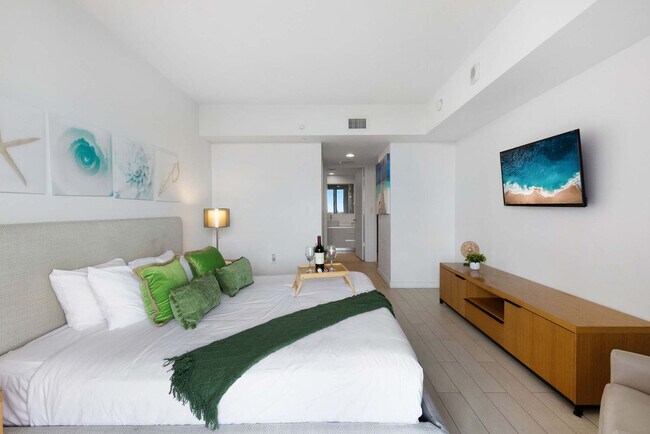 Building Photo - 2602 E Hallandale Beach Blvd