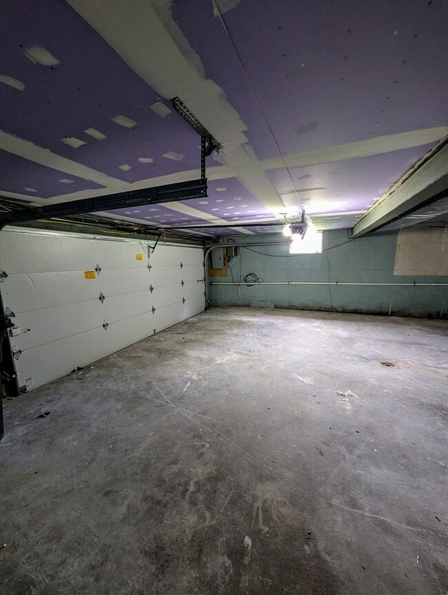 Building Photo - MODERN 3 BEDROOM HOME IN SOUTH PARK!