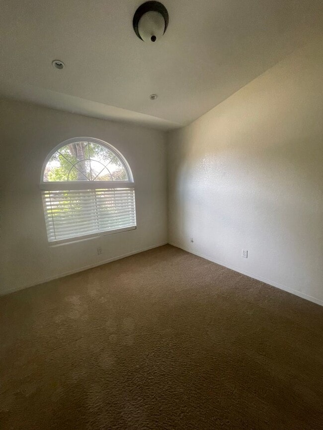 Building Photo - Beautiful 3 bedroom and 2 bath home ready for move in.