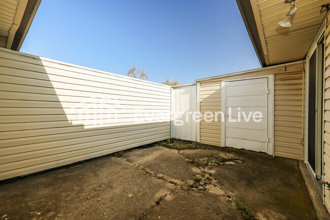 Building Photo - 5630 Troy Villa Blvd