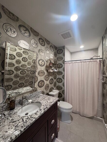 Building Photo - 17 Central St