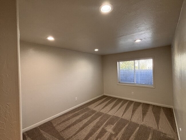 Building Photo - 627 E 700 N