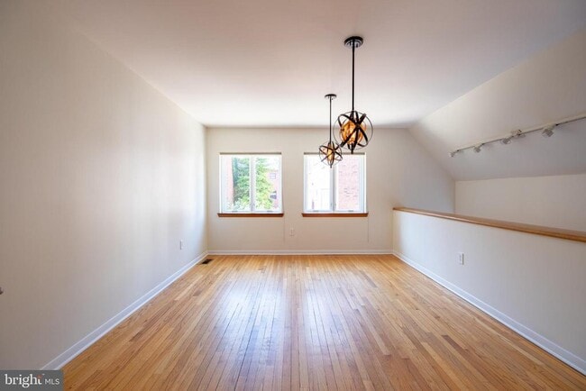 Building Photo - 129 Catharine St