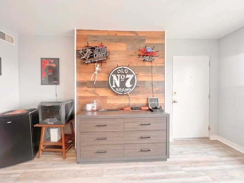 Building Photo - 5737 Hobart St