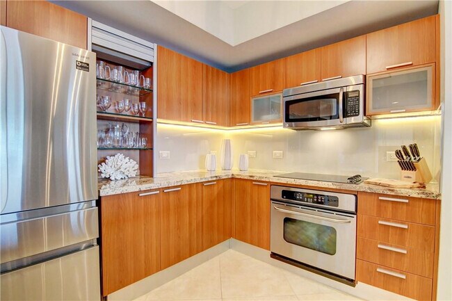 Building Photo - 2640 Lake Shore Dr