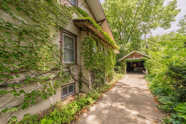 Building Photo - 6 Month Lease: 2 BED / 2.5 BATH HOUSE CLOS...