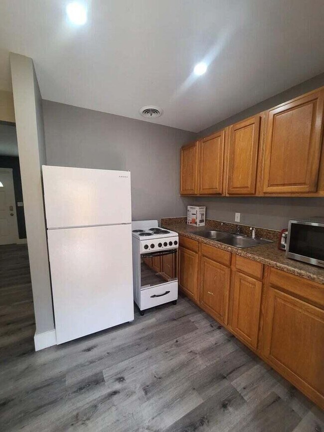 Building Photo - 515 49th St