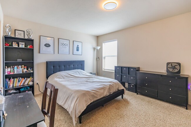 Building Photo - 3 Bedroom, 2 Bath in a Private Cul De Sac