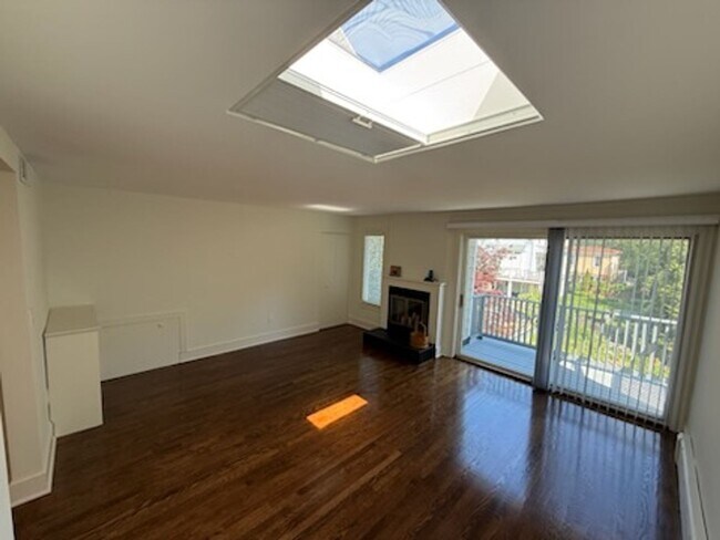 Building Photo - *DREAM LOCATION* 6BR Completely Renovated Duplex