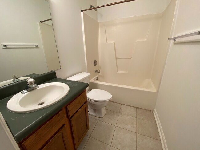 Building Photo - Room in House on Renyard Ct