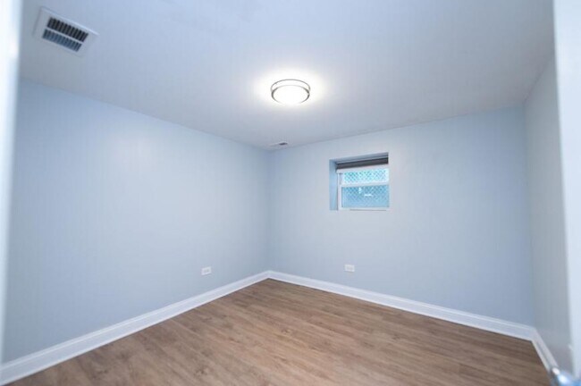 Building Photo - 1 bedroom in Chicago IL 60640