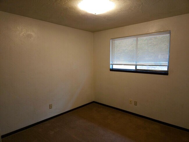 Building Photo - 2349 SW Crestwood Ct