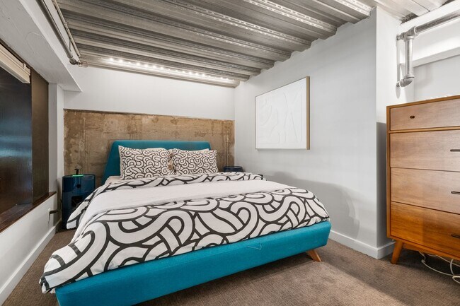 Building Photo - Spacious 2br loft with in-unit laundry and...
