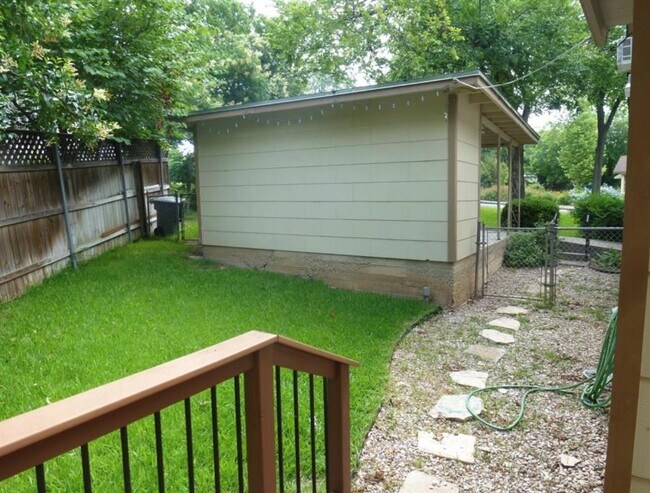 Building Photo - 3810 Brookview Rd