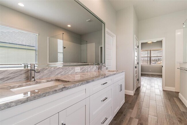 Building Photo - 6753 Bentridge Dr
