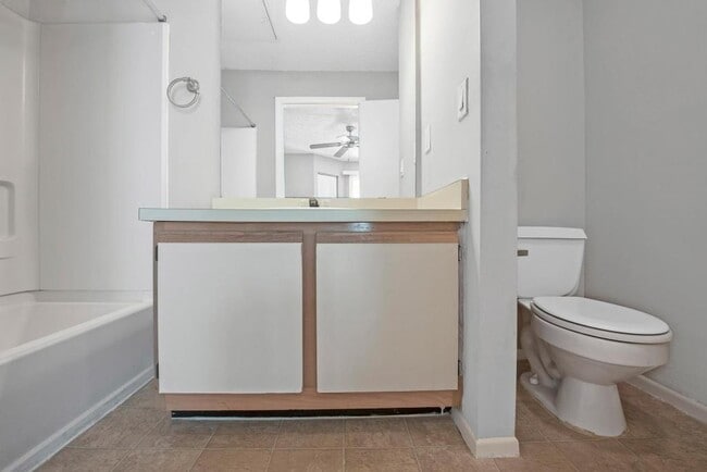 Building Photo - 727 Sugar Way Bay