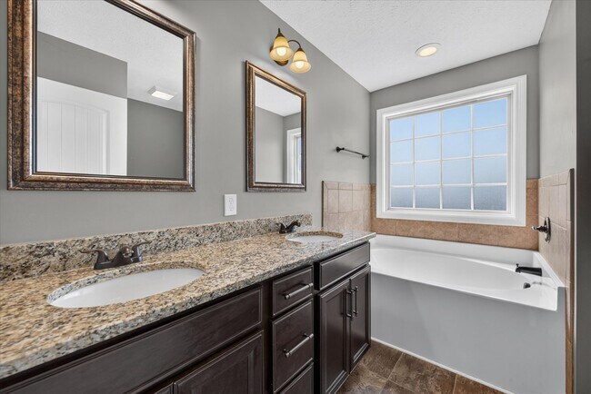 Building Photo - 645 Fox Hound Dr