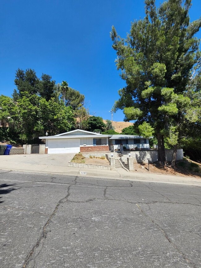 Building Photo - Newly Renovated! Spacious 4-Bed, 2-Bath Ho...