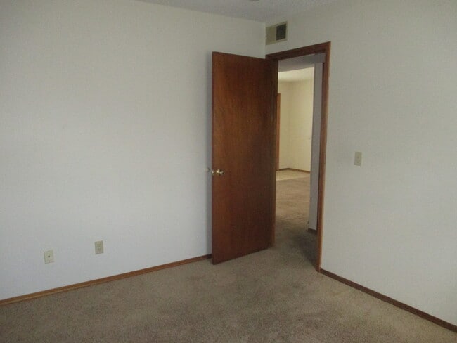 Building Photo - Central Location