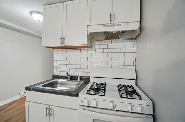 Building Photo - 39 Wuest St