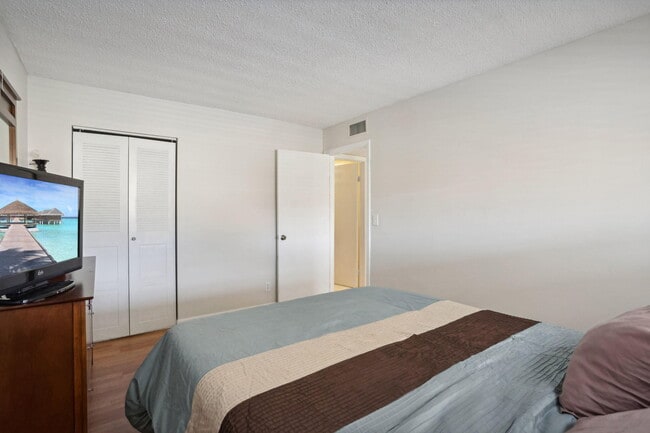 Building Photo - 2825 SW 22nd Ave