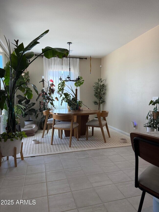 Building Photo - 2609 E San Miguel Dr