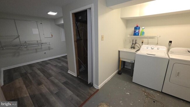 Building Photo - 25 Hamlet Dr