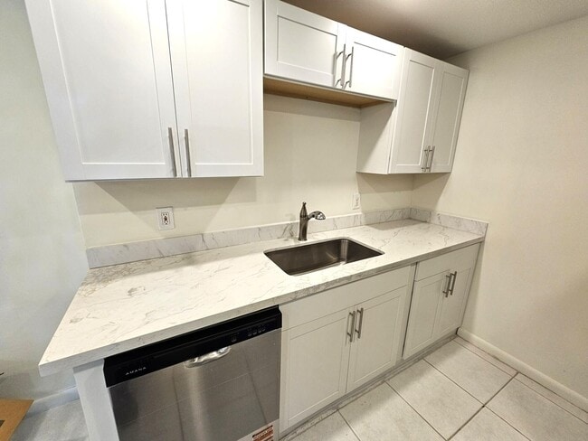 Building Photo - 1059 Ainslie Dr