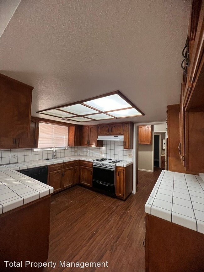 Building Photo - 3 br, 2 bath House - 1697 E. Avila Dr