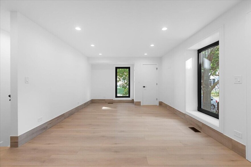 Building Photo - 2023 N Drake Ave