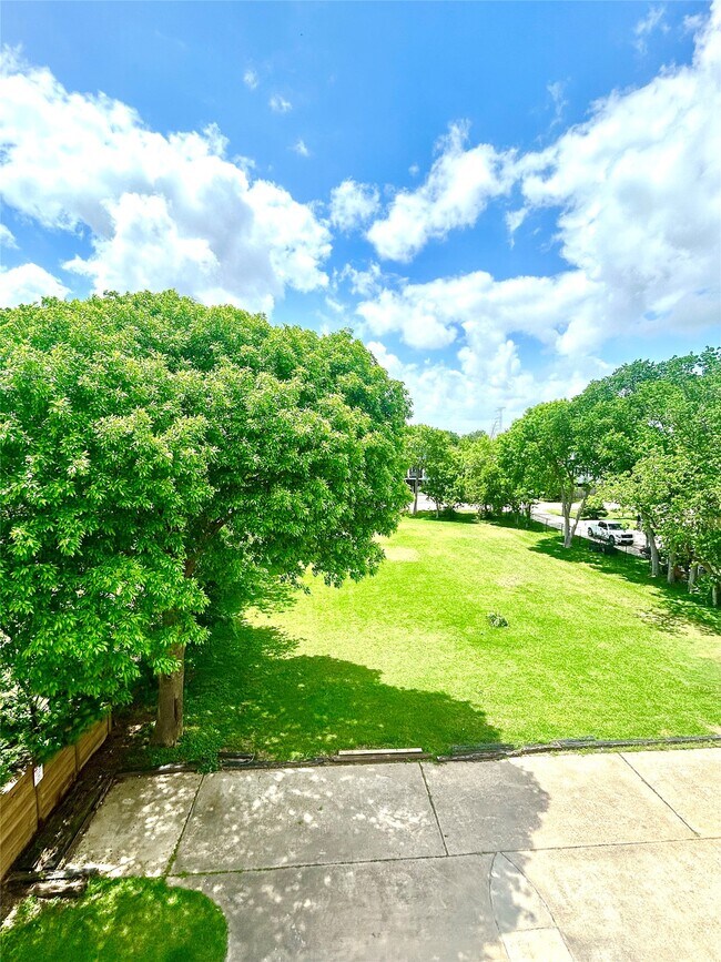 Building Photo - 807 Kipp Ave