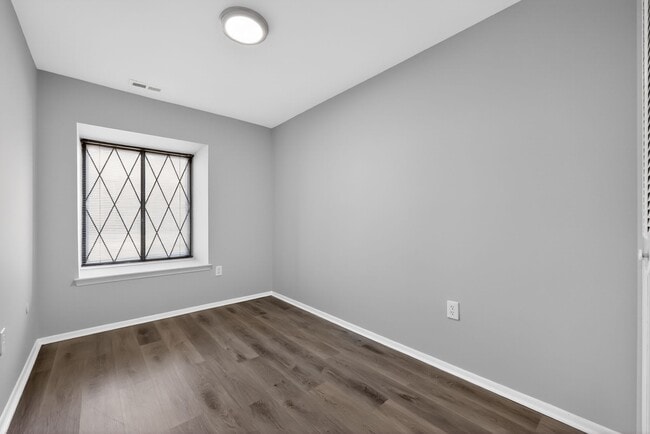 Building Photo - 122 Chelsea Cir