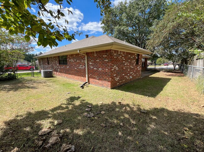 Building Photo - 408 Briar Square