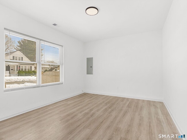 Building Photo - 1974 Kings Hwy