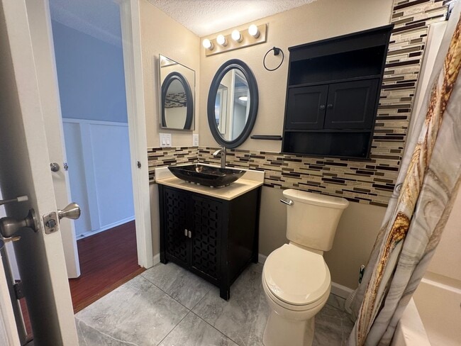 Building Photo - Charming 2-Bedroom Condo with Pool Access & Water Included – Prime Orlando Location