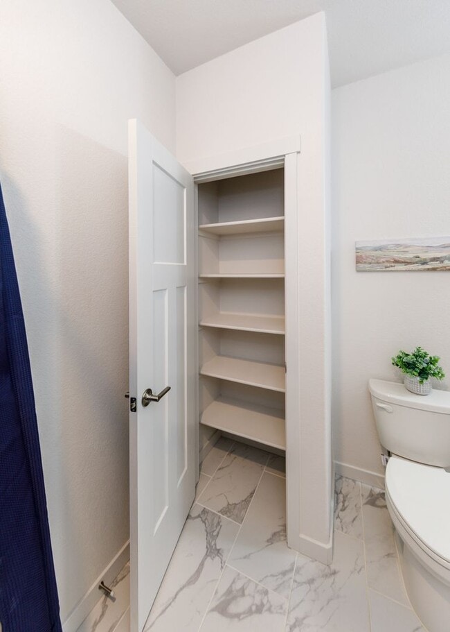 Building Photo - FULLY FURNISHED 3 Bed Luxury End Unit Townhome backs to Nature