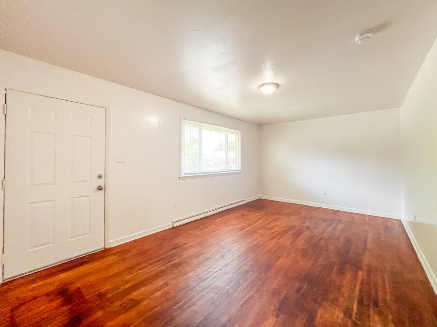 Building Photo - 1107 W Augusta Ave