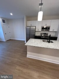 Building Photo - 624 Main St