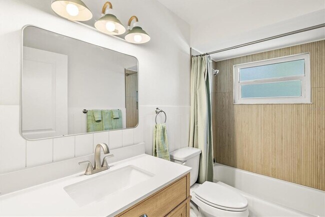 Building Photo - 2641 Hyde Park St