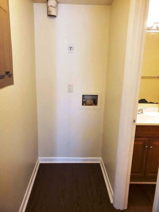 Building Photo - ** Available now** 2 Bedroom/2 Bath Condo on Southside close to Truman