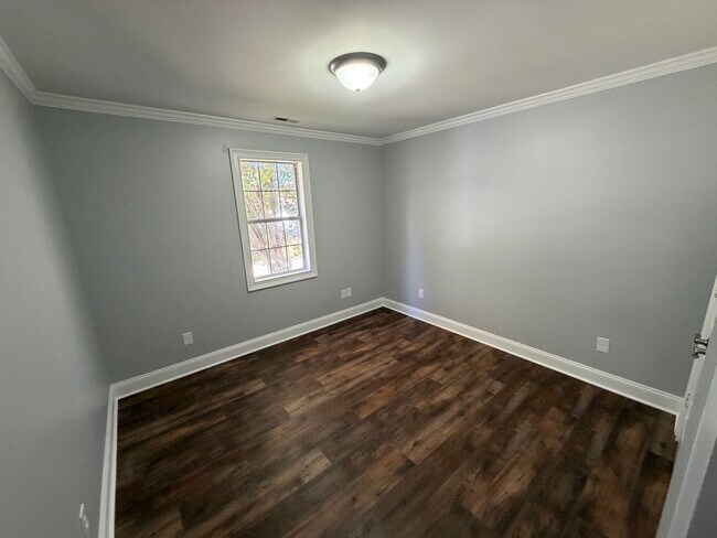 Building Photo - Remodeled bathrooms, new kitchen in this Nashville beauty - REDUCED!!