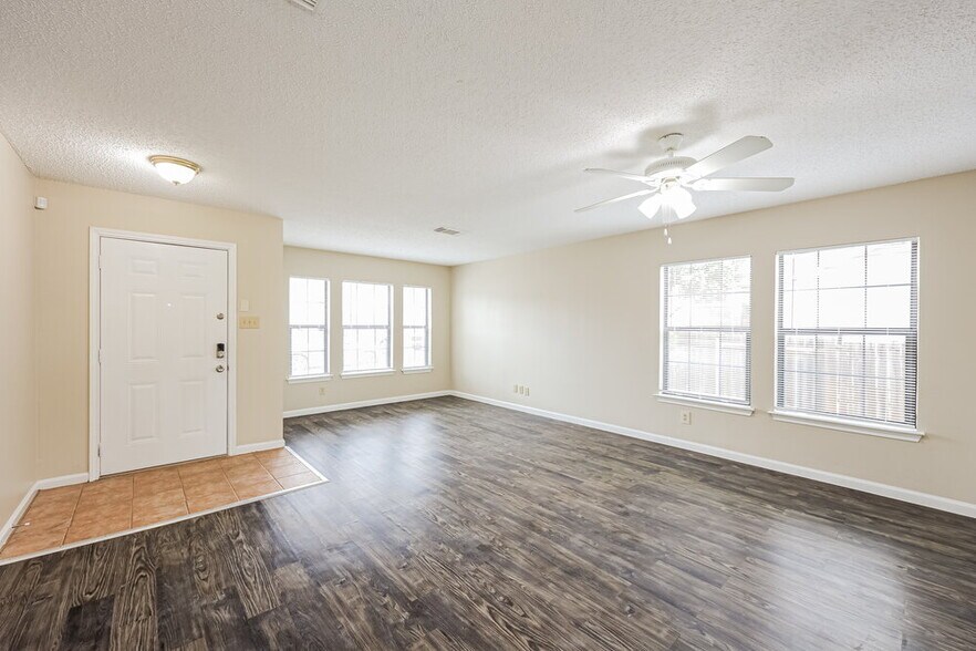 Building Photo - 5902 Encanto Point Dr