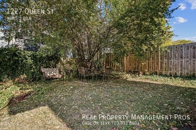 Building Photo - 1227 Queen St