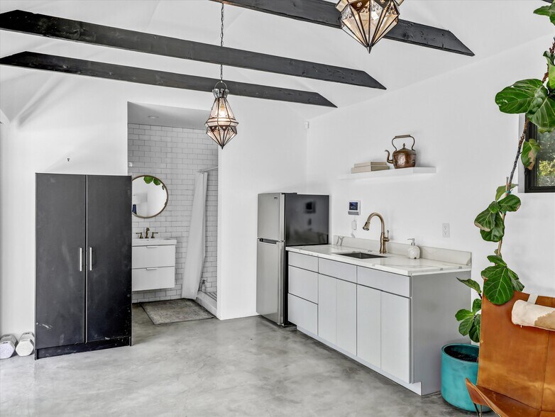 Building Photo - 1724 N Sierra Bonita Ave