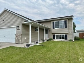 Building Photo - 5 Bedroom 2 Bath South Fargo