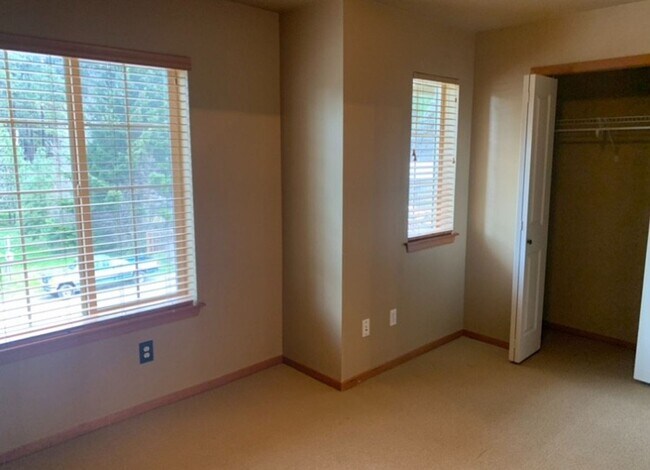 Building Photo - Spacious 2 Bed 2.5 Bath Townhome with Attached Garage in Cle Elum