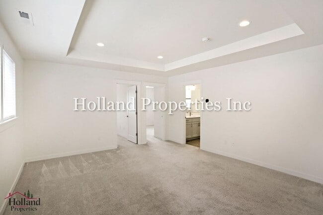 Building Photo - 8162 SE Reddington St
