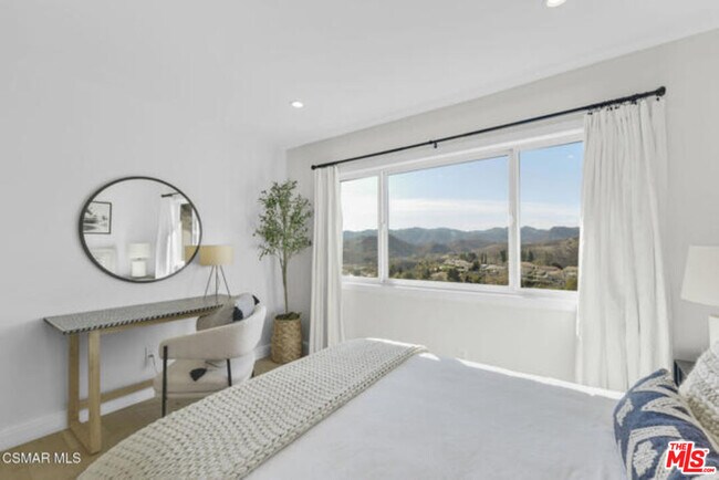 Building Photo - 987 Brookview Ave